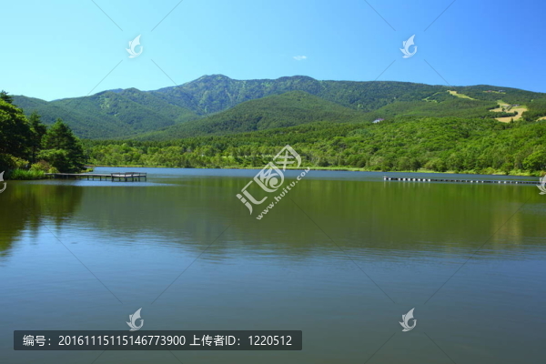 藍色的天空和湖在山上