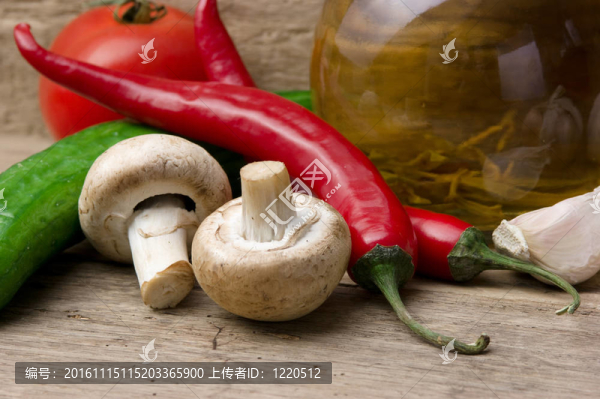 帶有香料和蔬菜的玻璃瓶