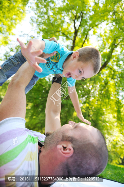 快樂的父親和兒子在公園玩得很開心