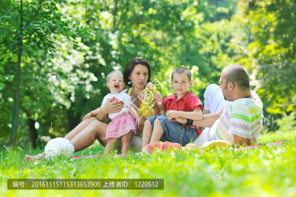 快樂的年輕夫婦和他們的孩子在公園玩得開心