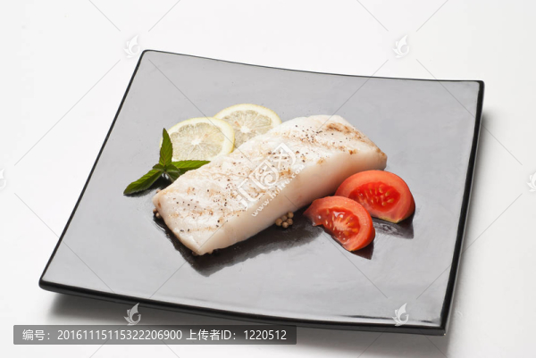 黑色盤子上的新鮮鱈魚