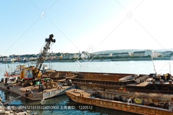河上的舊建筑船