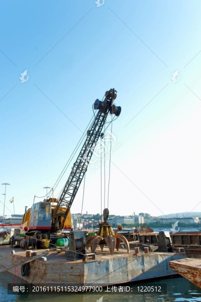 在建筑上的船上的起重機(jī)