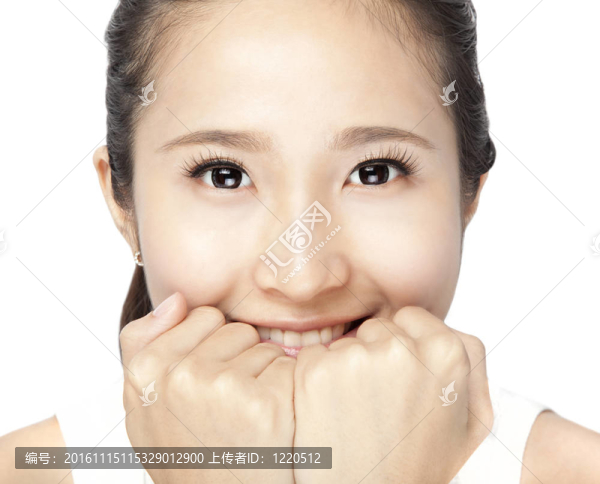 美麗的女人微笑著面對鏡頭