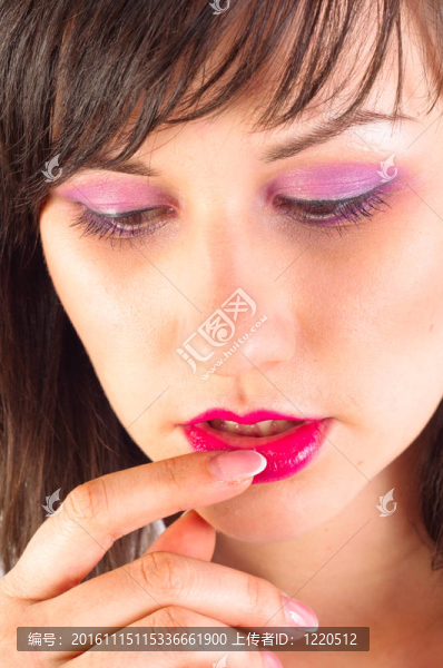 一位年輕女性的畫像