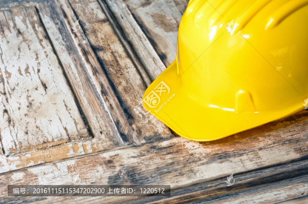 燒木頭木頭上的黃色頭盔