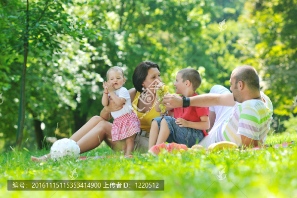 快樂的年輕夫婦和他們的孩子在公園玩得開心