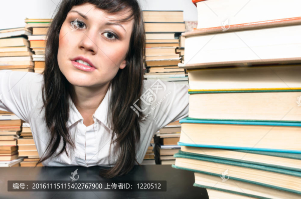 大學(xué)生和她的書