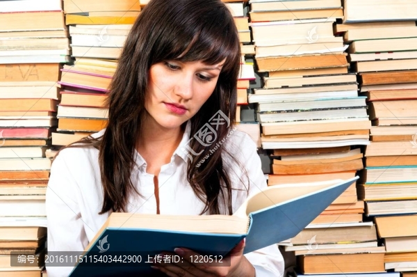 美麗的年輕學(xué)生女孩讀一本大書(shū)