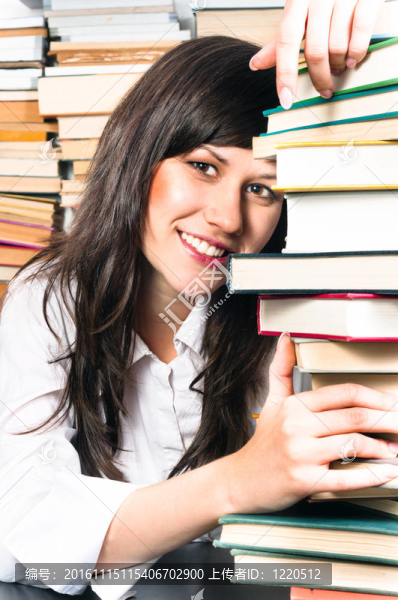 女孩拿著書微笑著