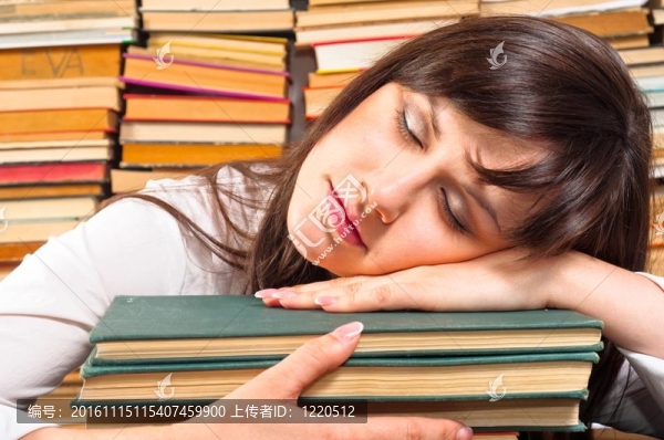 勞累的大學(xué)生睡在她的書