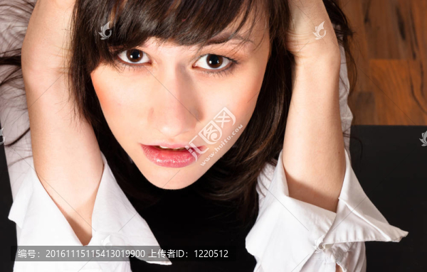 一個表情沮喪的沮喪女孩