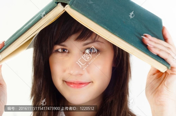 年輕的大學(xué)生帶著一本關(guān)于她反對白人孤立的背景的書