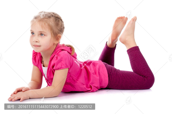 躺在地板上的快樂女孩