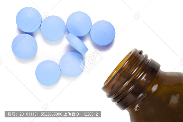 藥丸和藥瓶在白色背景與文字空間