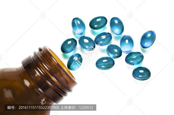 藥丸和藥瓶在白色背景與文字空間