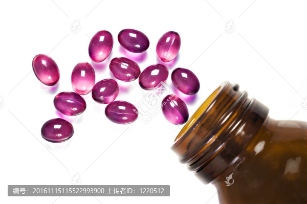藥丸和藥瓶在白色背景與文字空間