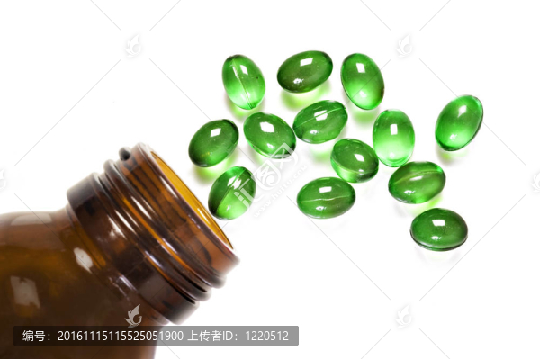 藥丸和藥瓶在白色背景與文字空間