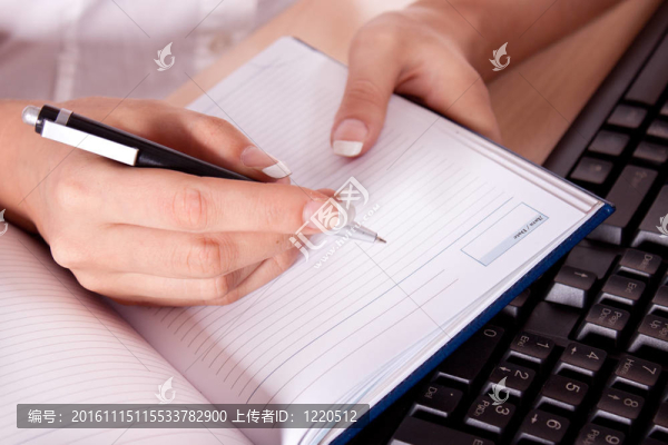 手在筆記本上寫了一支鋼筆-匯圖網(wǎng) www.fosd68.com 手在筆記本上寫了一支鋼筆