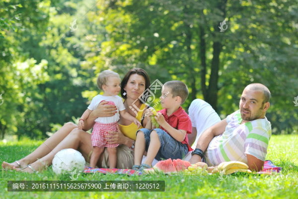 快樂的年輕夫婦和他們的孩子在公園玩得開心