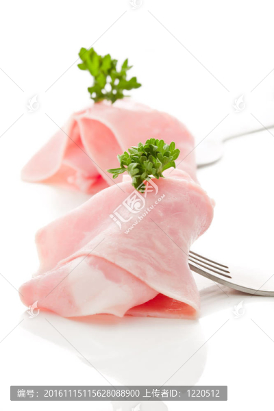 用叉子包裹的軟火腿片
