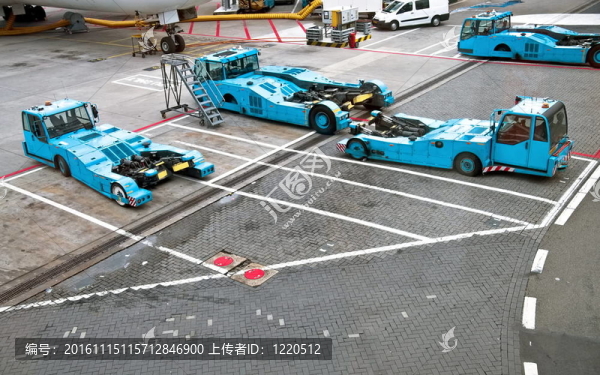 無桿推拖拉機(jī)在機(jī)場(chǎng)