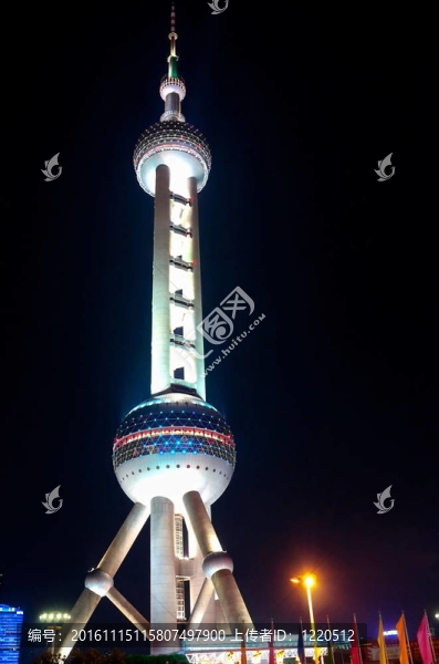 東方明珠塔在夜間-匯圖網(wǎng) www.fosd68.com 東方明珠塔在夜間