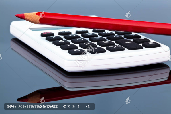 紅色鉛筆和計算器