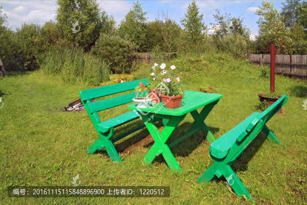 夏季花園里的花園家具