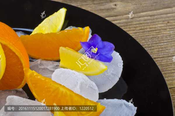 柑橘水果和冰
