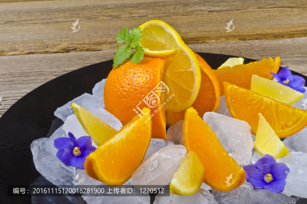 柑橘水果和冰
