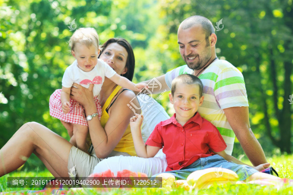 快樂的年輕夫婦和他們的孩子在公園玩得開心