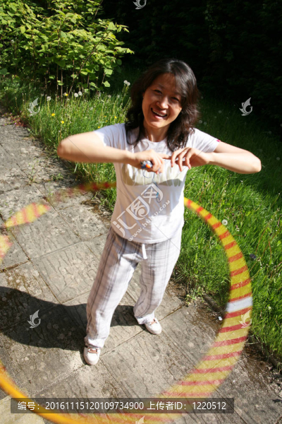 亞洲女人做呼啦圈