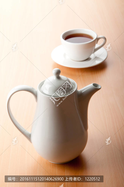 木桌上的茶