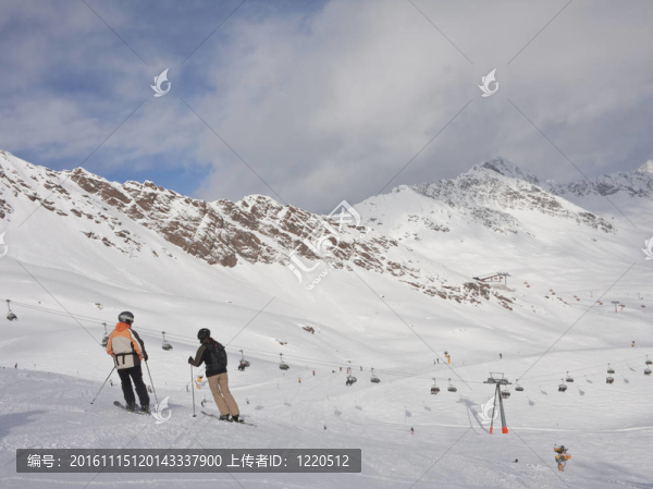 在Solden的滑雪勝地的斜坡。奧地利