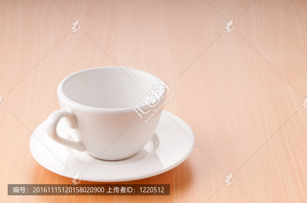 木桌上的茶