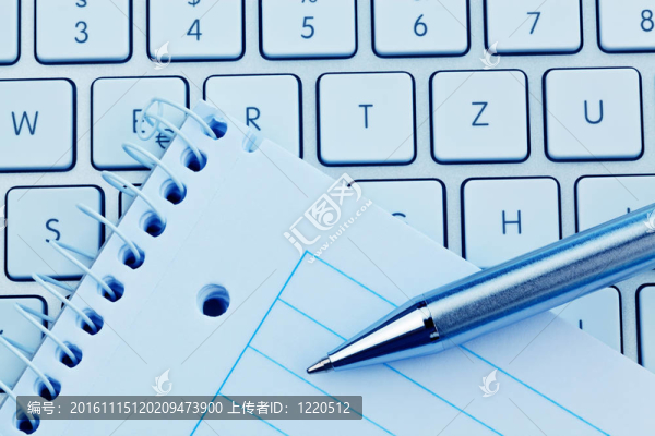 電腦的記事本和鍵盤