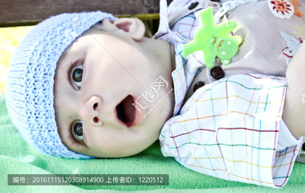 蹣跚學(xué)步的孩子