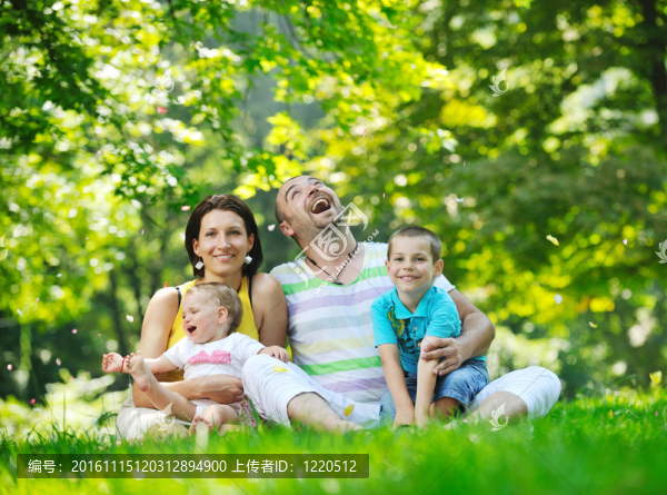 快樂(lè)的年輕夫婦和他們的孩子在公園玩得開(kāi)心