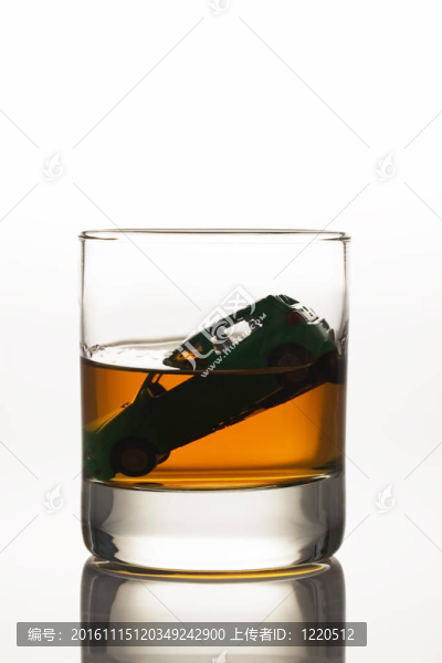 汽車鑰匙和酒精的玻璃