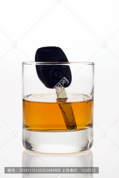 汽車鑰匙和酒精的玻璃
