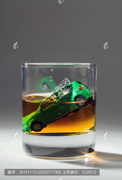 汽車鑰匙和酒精的玻璃