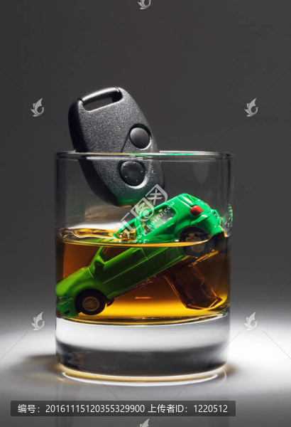 汽車鑰匙和酒精的玻璃