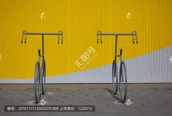 自行車停車場周邊的現(xiàn)代建筑