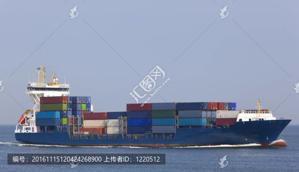 集裝箱船進(jìn)入鹿特丹港