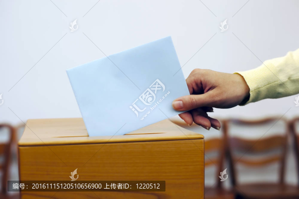婦女在投票站