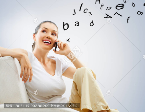 女孩拿著電話-匯圖網(wǎng) www.fosd68.com 女孩拿著電話