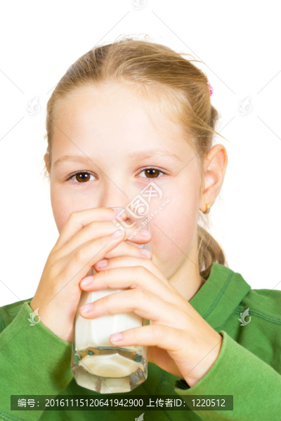 快樂的小女孩喝了一杯牛奶；