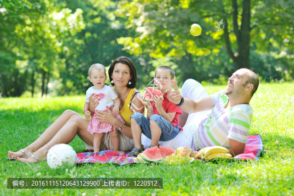 快樂的年輕夫婦和他們的孩子在公園玩得開心