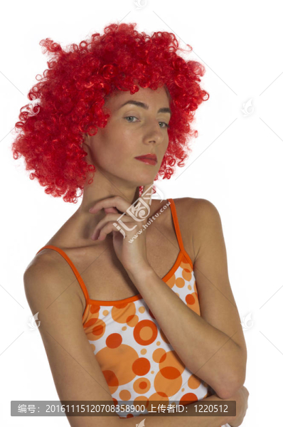 美麗的女人在一個橙色的假發(fā)